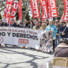 Los manifestantes recorrieron las calles de la ciudad, en la imagen el paseo de El Espolón, para reclamar un plan contra la pobreza salarial y social.-SANTI OTERO