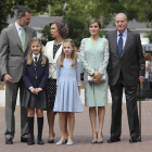 La infanta Sofía, junto a sus padres los Reyes Felipe y Letizia, su hermana, la Princesa Leonor, y sus abuelos, los reyes eméritos Juan Carlos y Sofía, a su llegada hoy a la parroquia de la Asunción de Nuestra Señora.-EFE