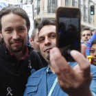 Pablo Iglesias se hace un selfie con trabajadores subcontratados de Telefónica en huelga, este viernes en Madrid.-Foto: AGUSTÍN CATALAN