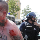 Un seguidor inglés es arrestado por la Gendarmería en el Puerto Viejo de Marsella.-AP / DARKO BANDIC