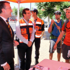 El concejal de Seguridad y Movilidad de León, Fernando Salguero (I), conversa con dos peregrinos norteamericanos durante la presentación de la campaña-Ical