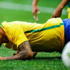 Neymar se queja en el suelo tras una entrada.-EFE / FERNANDO BIZERRA JR.