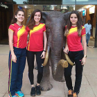 Marta Garía, Cristina Ruiz y Silvia Pérez posan en Uganda.-ECB