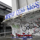 Velas, banderas y flores bajo una pancarta con el lema 'Jimmy con nosotros', colocada en el exterior del estadio de Riazor.-EFE / CABALAR