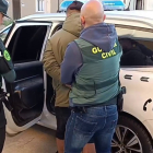 El detenido, que ha ingresado en prisión, es introducido en un coche patrulla. ECB
