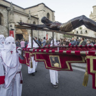 Imagen del Cristo Negro, tras salir de la iglesia de San Lesmes.-ISRAEL L. MURILLO
