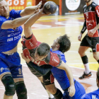 Un jugador del conjunto burgalés se dispone a lanzar a portería.-SANTI OTERO
