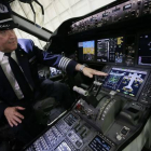 El capitán Bruce Johnson muestra la sala del piloto del nuevo Boeing 787 Dreamliner.-Foto: AP / LM Otero