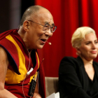 El Dalai Lama y Lady Gaga, en Indianapolis.-CHRIS BERGIN / REUTERS