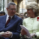 Esperanza Aguirre y Alberto Ruiz-Gallardón, en los actos del 2 de mayo en Madrid.-EFE / SERGIO BARRENECHEA