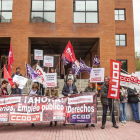 Concentración ayer a las puertas de la Delegación de la Junta.-SANTI OTERO