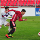 Yanis supera a un jugador del Leioa en un lance del partido disputado ayer en Anduva,-JOSÉ ESTEBAN EGURROLA