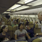 El ministro de Asuntos Exteriores, José Manuel García-Margallo (d), conversa con varios de los españoles rescatados tras el terremoto de Nepal en el avión que les ha traído a España desde Nueva Delhi.-Foto: EFE