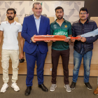 El concejal de Deportes,Leví Moreno, posa con los representantes del Burgos Cricket Burgos en CajaViva. SANT OTERO