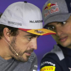 Fernando Alonso atiende a Carlos Sainz.-EFE / ALEJANDRO GARCIA