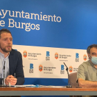 Josué Temiño y Javier Carlón, ayer, en la presentación del nuevo trabajo dedicado a los hongos. ECB