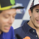 Marc Márquez sonrie, en Argentina, escuchando las explicaciones de Valentino Rossi.-MIRCO LAZZARI