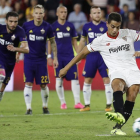 Ben Yedder (d) lanza el penalti que supone el tercer gol ante el Maribor.-EFE
