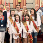 Parte de la Corporación Municipal y la Reina Infantil de las fiestas acompañada de su corte, recibieron a los participantes en el Salón de Plenos del Ayuntamiento.-SANTI OTERO