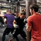 Un grupo de personas haciendo boxeo.-EL PERIÓDICO