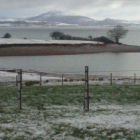 El pantano de Arija amaneció con una leve capa de nieve.-L.S.M.