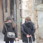 Dos mujeres arrastran unas maletas.-ISRAEL L. MURILLO