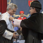 El psiquiatra y profesor Luis Rojas Marcos recibe el reconocimiento de manos del rector, Alfonso Murillo.-ISRAEL L. MURILLO