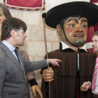 El alcade, Javier Lacalle y el concejal de Cultura, Fernando Gómez, conversan junto a los ilustres personajes.-ICAL