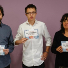 Rafael Mayoral, Íñigo Errejón y Auxiliadora Honorato en la sede de Podemos, en Madrid.-J.M. PRATS