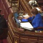 Celia Villalobos juega al Candy Crash Saga mientras habla Rajoy-Foto: YOUTUBE/ LA MAREA