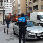 Un Policía Local realiza una guardia a pie de calle en Aranda de Duero.-L.V.