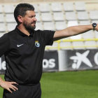 Fernando Estévez da instrucciones a sus jugadores durante un partido de la recién concluida temporada-Raúl G. Ochoa