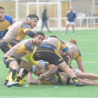 Rocamán pone el oval en juego tras un ruck.-ISRAEL L. MURILLO