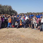 Los escolares se afanaron para aportar su pequeño granito de arena para favorecer la supervivencia del planeta con esta reforestación.-L.V.