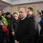 Putin (centro) conversa con residentes y familiares de las víctimas del incendio del centro comercial, en Kémerovo, el 27 de marzo.-EFE / ALEXEI DRUZHININ