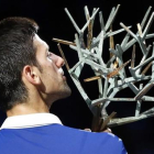 Novak Djokovic besa el trofeo de ganador en París-Bercy.-AP / FRANCOIS MORI