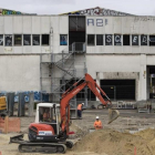 Empleados de la construcción realizan su trabajo en una estación de trenes abandonada para acondicionarla como el primer campo de refugiados de París, este martes.-EFE / IAN LANGSDON