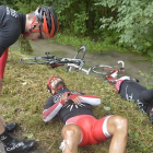 El francés Nacer Bouhanni, tumbado en el suelo tras sufrir una caída en la quinta etapa del Tour que le ha obligado a abandonar.-Foto: TWITTER TOUR