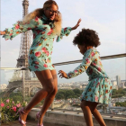 Beyoncé y su hija Blue Ivy saltan ante la torre Eiffel.-INSTAGRAM