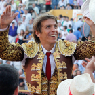 Manuel Díaz 'El Cordobés', en una de sus once salidas en hombros de la plaza de Burgos. SANTI OTERO