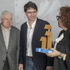 Álvaro Manso, padre, y Álvaro Manso, hijo, reciben el premio de manos de Consuelo Fontecha.-SANTI OTERO