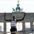 El keniata cruza la línea de meta y gana la maratón de Berlín.-AP