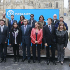 Los candidatos del PP al Congreso y al Senado por la provincia eligieron la calle Fernán González y de fondo la Catedral para su foto de familia.-RAÚL G. OCHOA