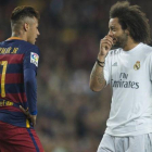 Marcelo habla con Neymar en el último clásico del Camp Nou.-JORDI COTRINA
