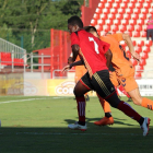 Ohemeng intenta ganar por velocidad a su par.-TWITTER / @CDMIRANDES