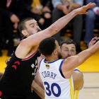 Gasol trata de taponar una acción de Curry.-EL PERIÓDICO