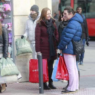 Varios consumidores en la zona más comercial del centro de Burgos con bolsas de establecimientos de la zona.-RAÚL OCHOA