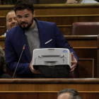 Rufián muestra una impresora durante la sesión de control al Gobierno, este miércoles.-JOSE LUIS ROCA