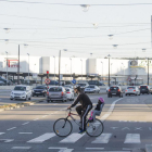 Un ciclista cruza por el paso en la calle Juan Ramón Jiménez, donde se está instalando el semáforo.-ISRAEL L. MURILLO