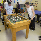 La sala de futbolines y de mesas de ping pong es una de las más utilizadas.-ISRAEL L. MURILLO
